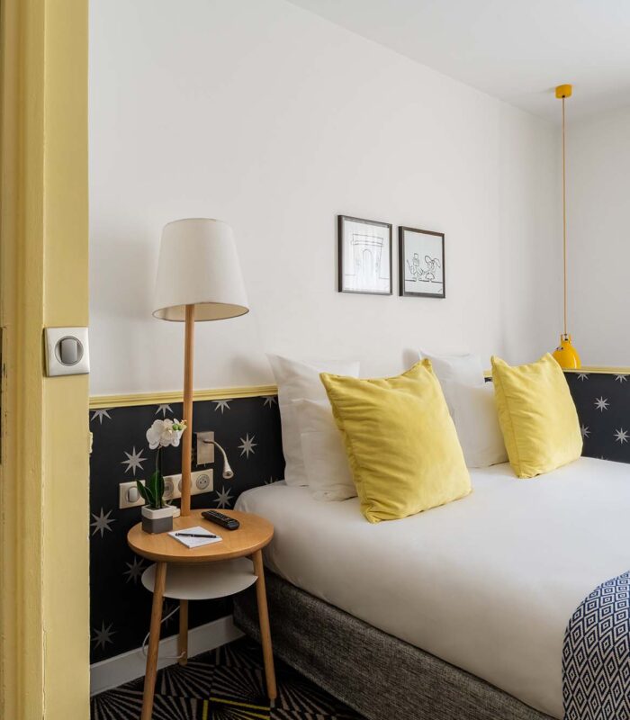 Chambre Familiale avec un lit et une lampe à l’hôtel Augustin