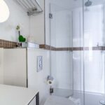 Vue de la salle de bains de la chambre Familiale à l’hôtel Augustin