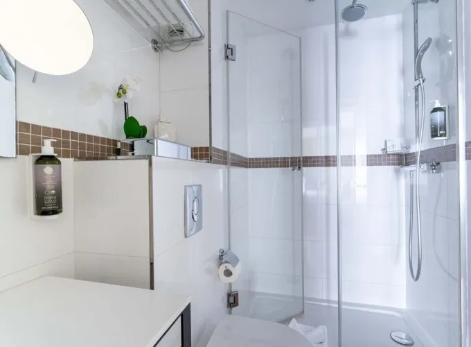 Vue de la salle de bains de la chambre Familiale à l’hôtel Augustin