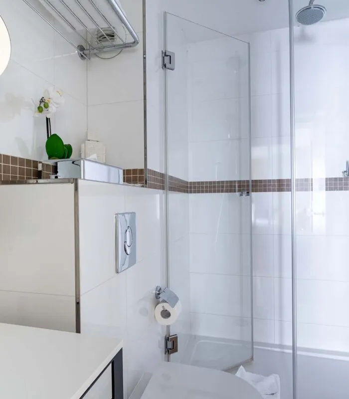 Vue de la salle de bains de la chambre Familiale à l’hôtel Augustin