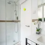 Chambre Familiale, salle de bains avec un lavabo et une cabine de douche à l’hôtel Augustin