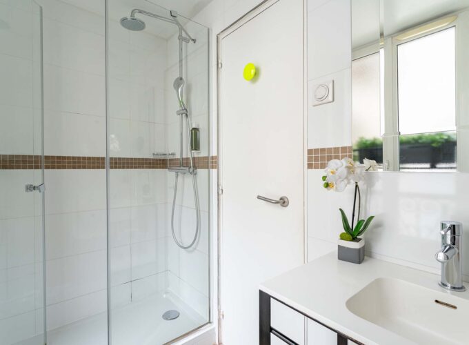 Chambre Familiale, salle de bains avec un lavabo et une cabine de douche à l’hôtel Augustin