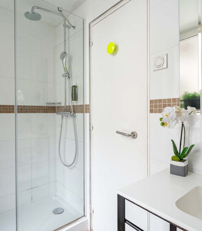 Chambre Familiale, salle de bains avec un lavabo et une cabine de douche à l’hôtel Augustin