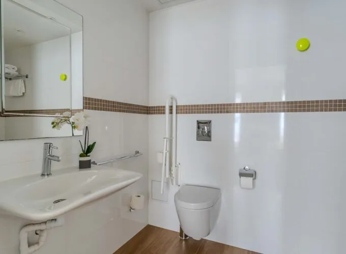 Salle de bain de la chambre Quadruple avec un lavabo à l’hôtel Augustin