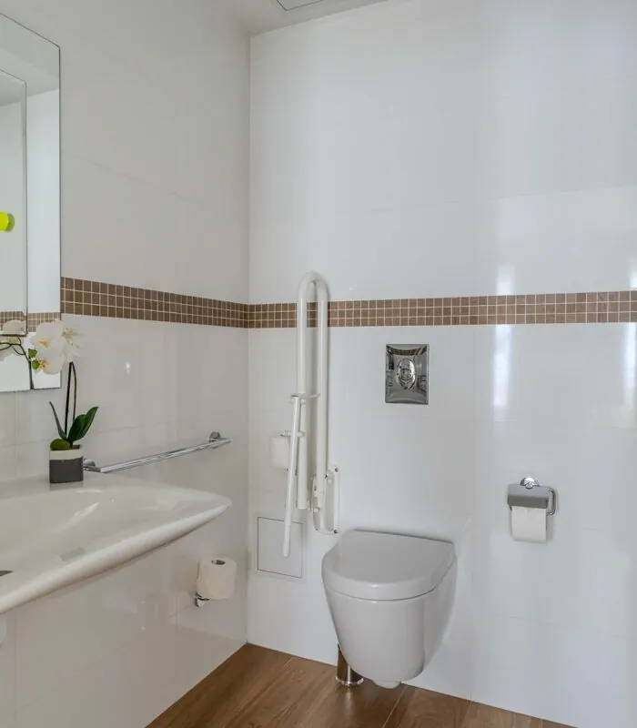 Salle de bain de la chambre Quadruple avec un lavabo à l’hôtel Augustin
