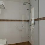 Salle de bain de la chambre Quadruple à l’hôtel Augustin