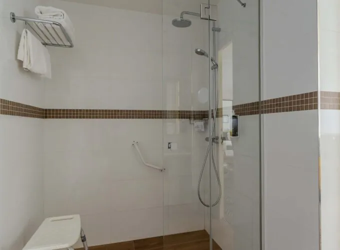 Salle de bain de la chambre Quadruple à l’hôtel Augustin