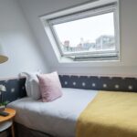 Chambre Single, chambre avec un lit simple et un puits de lumière à l’hôtel Augustin