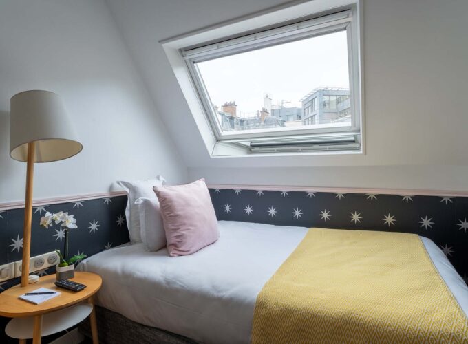 Chambre Single, chambre avec un lit simple et un puits de lumière à l’hôtel Augustin