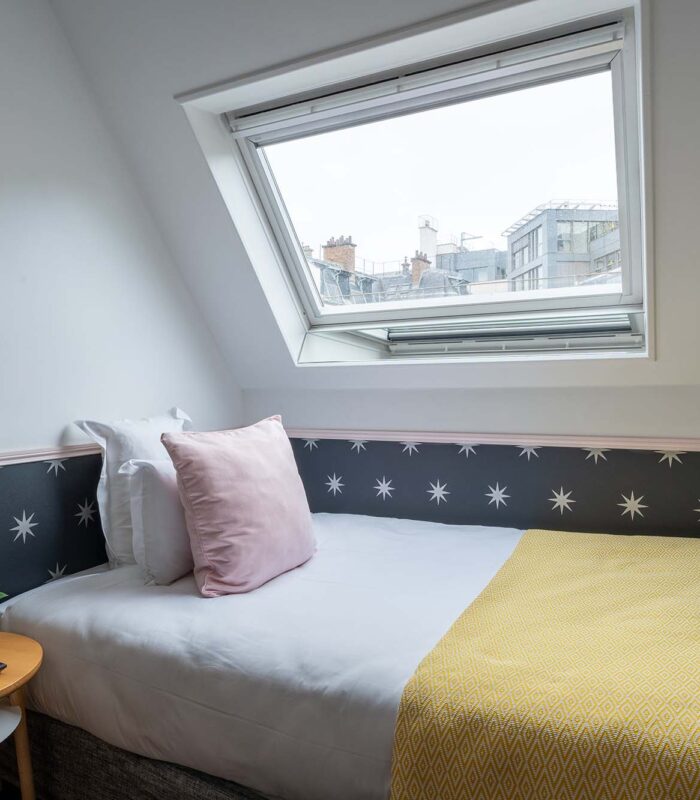 Chambre Single, chambre avec un lit simple et un puits de lumière à l’hôtel Augustin