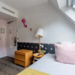 Chambre Single, chambre avec un oreiller rose sur le lit à l’hôtel Augustin