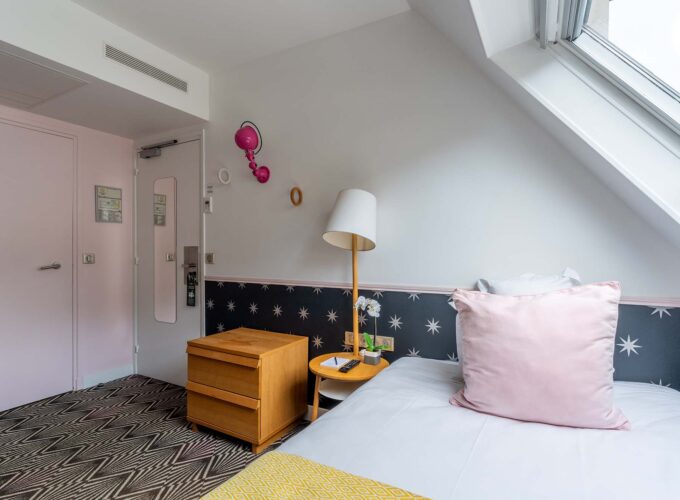 Chambre Single, chambre avec un oreiller rose sur le lit à l’hôtel Augustin