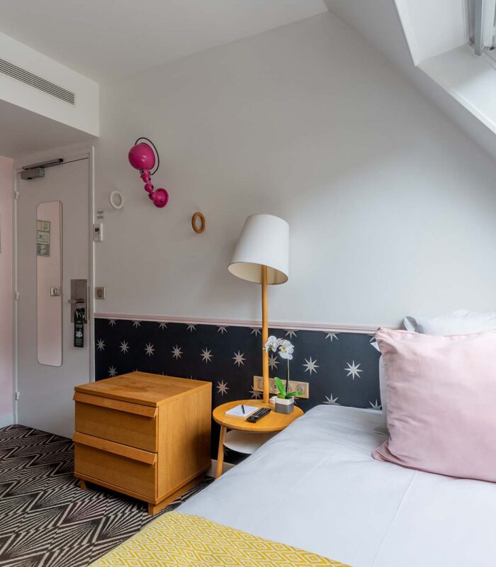 Chambre Single, chambre avec un oreiller rose sur le lit à l’hôtel Augustin