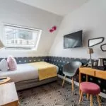 Chambre Single, chambre avec un lit simple et un bureau à l’hôtel Augustin