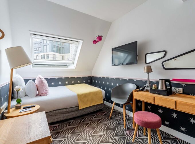 Chambre Single, chambre avec un lit simple et un bureau à l’hôtel Augustin