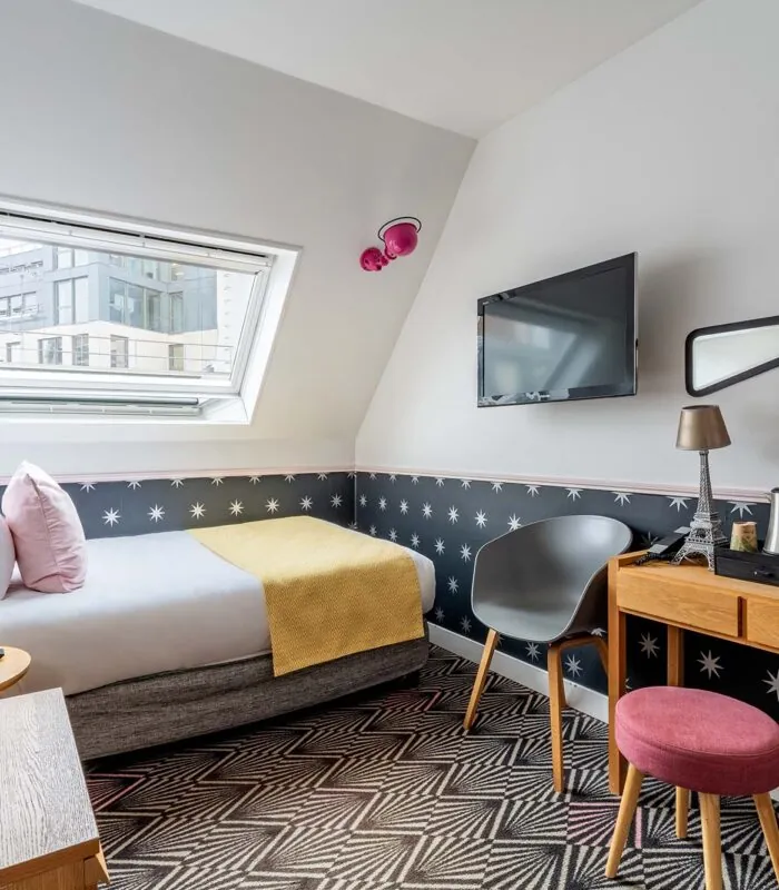 Chambre Single, chambre avec un lit simple et un bureau à l’hôtel Augustin