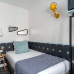 Chambre Single Cocoon, petite chambre avec un lit simple et une lampe à l’hôtel Augustin
