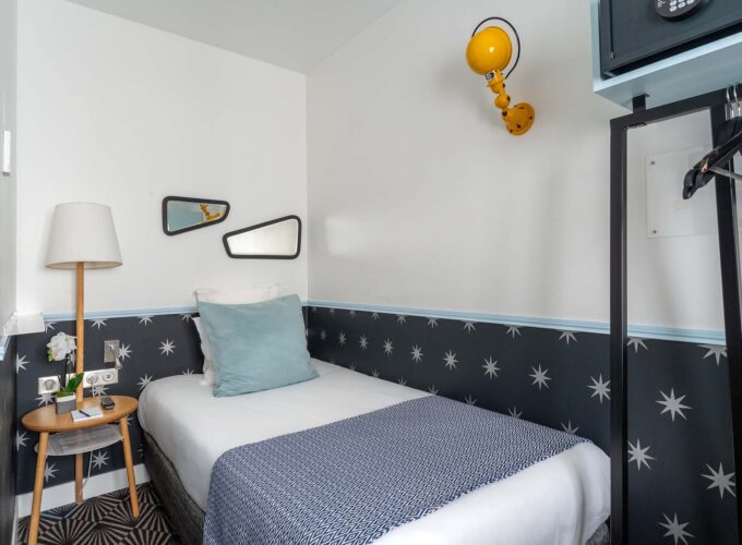 Chambre Single Cocoon, petite chambre avec un lit simple et une lampe à l’hôtel Augustin