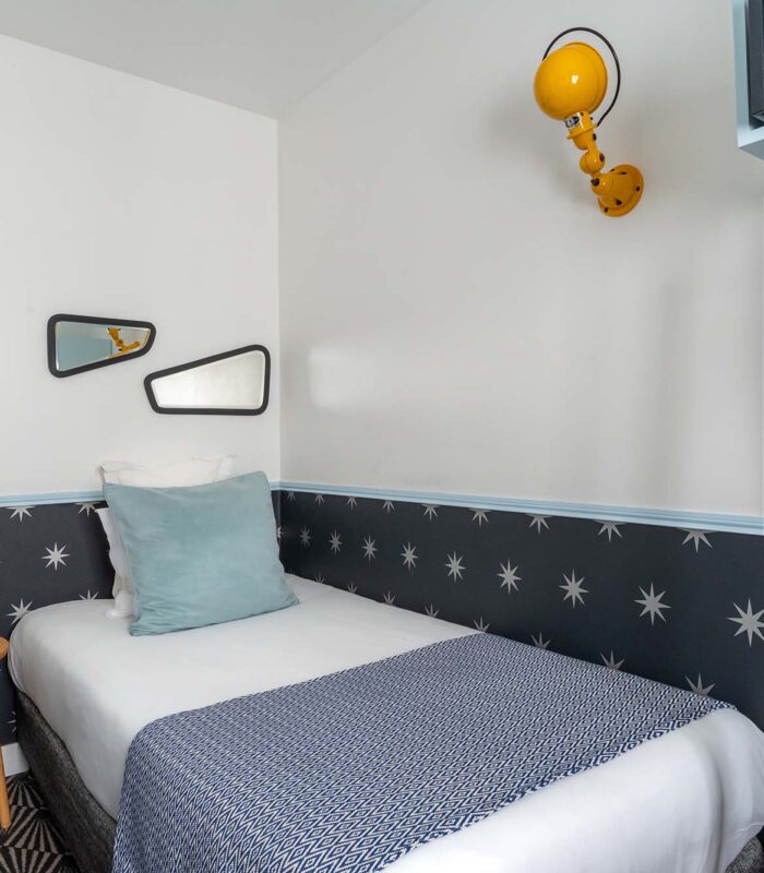 Chambre Single Cocoon, petite chambre avec un lit simple et une lampe à l’hôtel Augustin