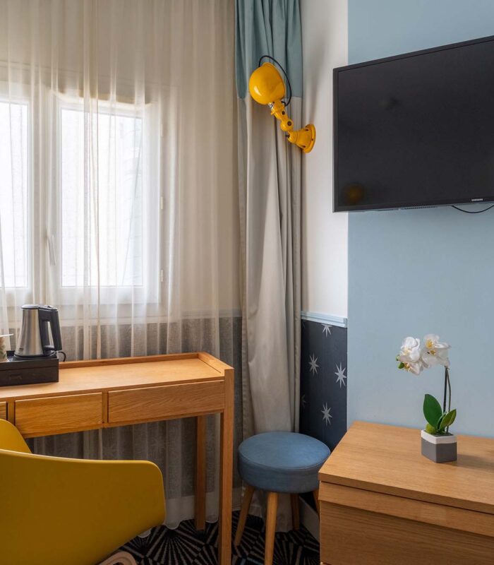 Chambre Single Cocoon, petite chambre avec un bureau et une télévision à écran plat à l’hôtel Augustin