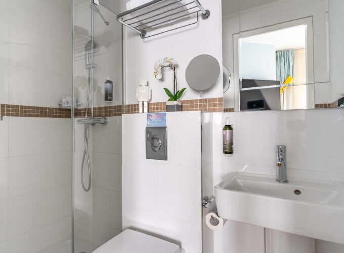 Chambre Single Cocoon, salle de bains avec un WC, un lavabo et un miroir à l’hôtel Augustin