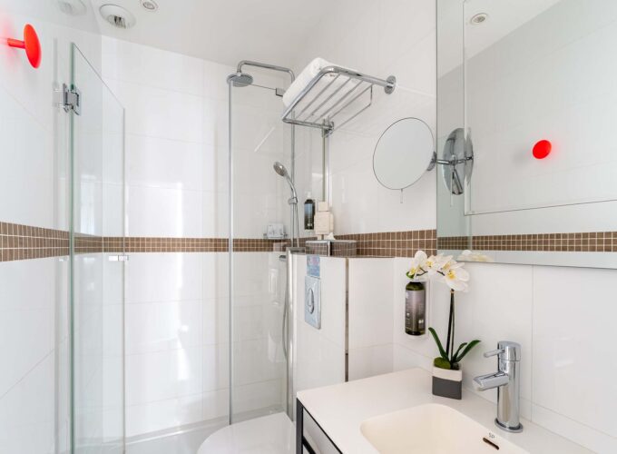 Chambre Single, salle de bains avec un lavabo, un miroir et une douche à l’hôtel Augustin