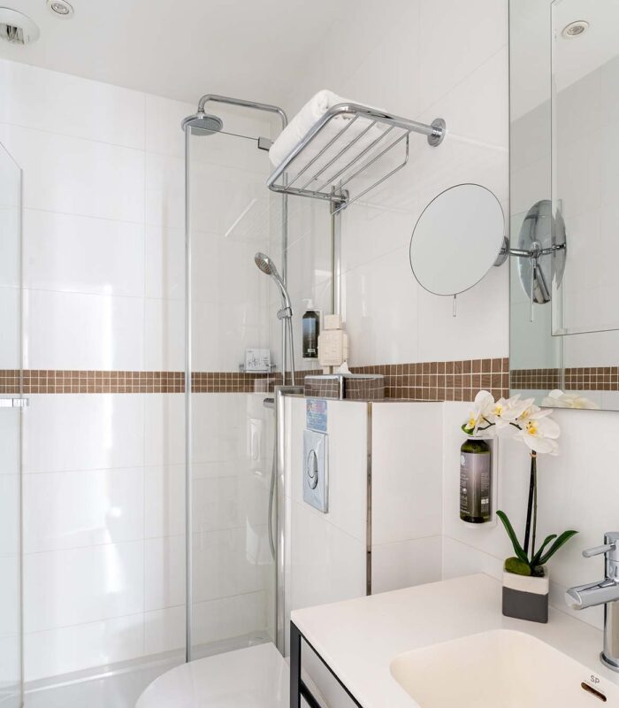 Chambre Single, salle de bains avec un lavabo, un miroir et une douche à l’hôtel Augustin