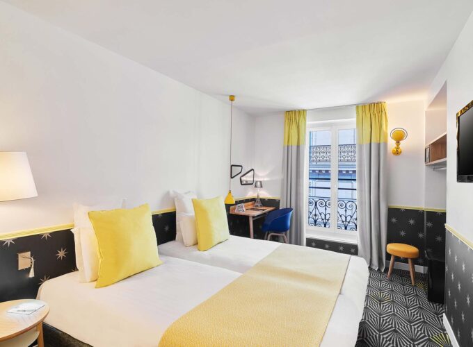 Chambre Twin avec deux lits et une télévision à l’hôtel Augustin