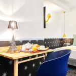 Chambre Twin avec une table portant un plateau-repas à l’hôtel Augustin