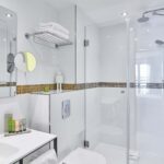 Chambre Twin, salle de bains avec un WC, un lavabo et un miroir à l’hôtel Augustin