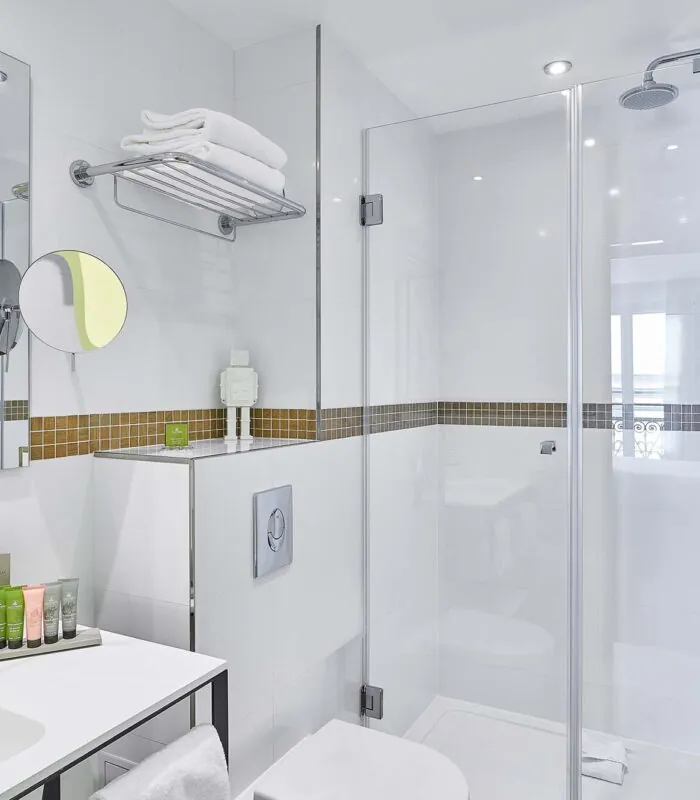 Chambre Twin, salle de bains avec un WC, un lavabo et un miroir à l’hôtel Augustin