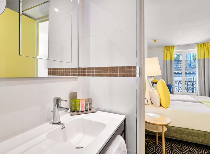 Chambre Twin, salle de bains avec un WC, un lavabo et un miroir à l’hôtel Augustin