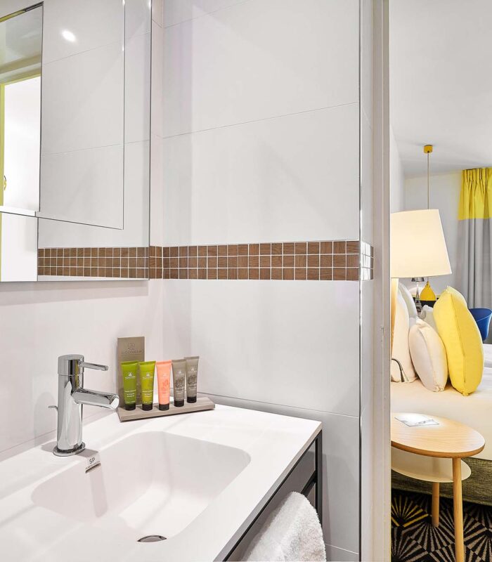 Chambre Twin, salle de bains avec un WC, un lavabo et un miroir à l’hôtel Augustin