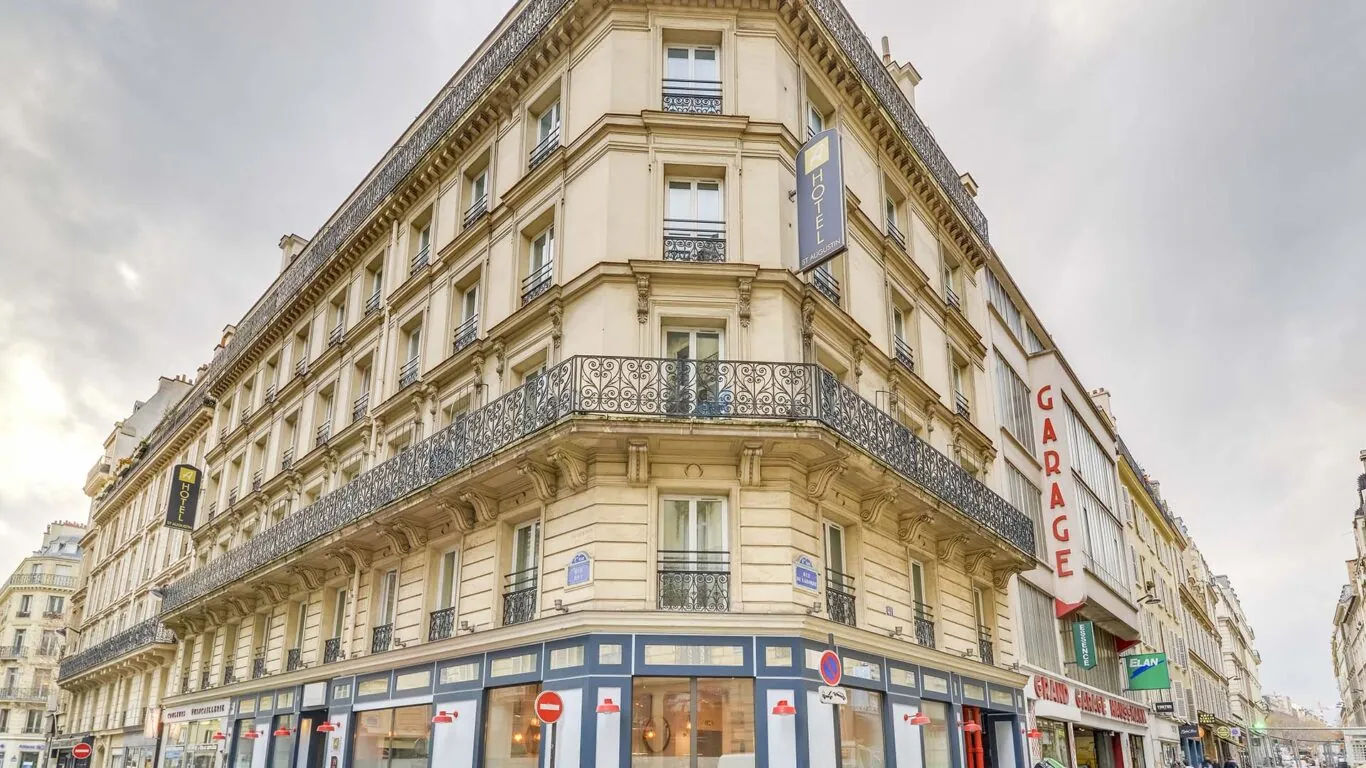 Vue extérieure de la façade de l’hôtel 3 étoiles Augustin du groupe Astotel à Paris, 8ᵉ arrondissement