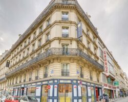Vue extérieure de la façade de l’hôtel 3 étoiles Augustin du groupe Astotel à Paris, 8ᵉ arrondissement