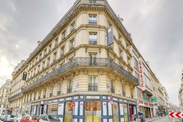 Vue extérieure de la façade de l’hôtel 3 étoiles Augustin du groupe Astotel à Paris, 8ᵉ arrondissement