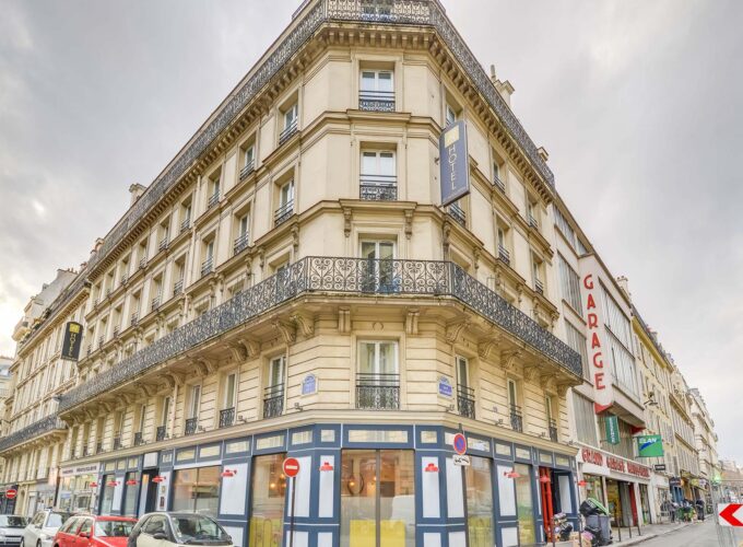 Vue extérieure de la façade de l’hôtel 3 étoiles Augustin du groupe Astotel à Paris, 8ᵉ arrondissement