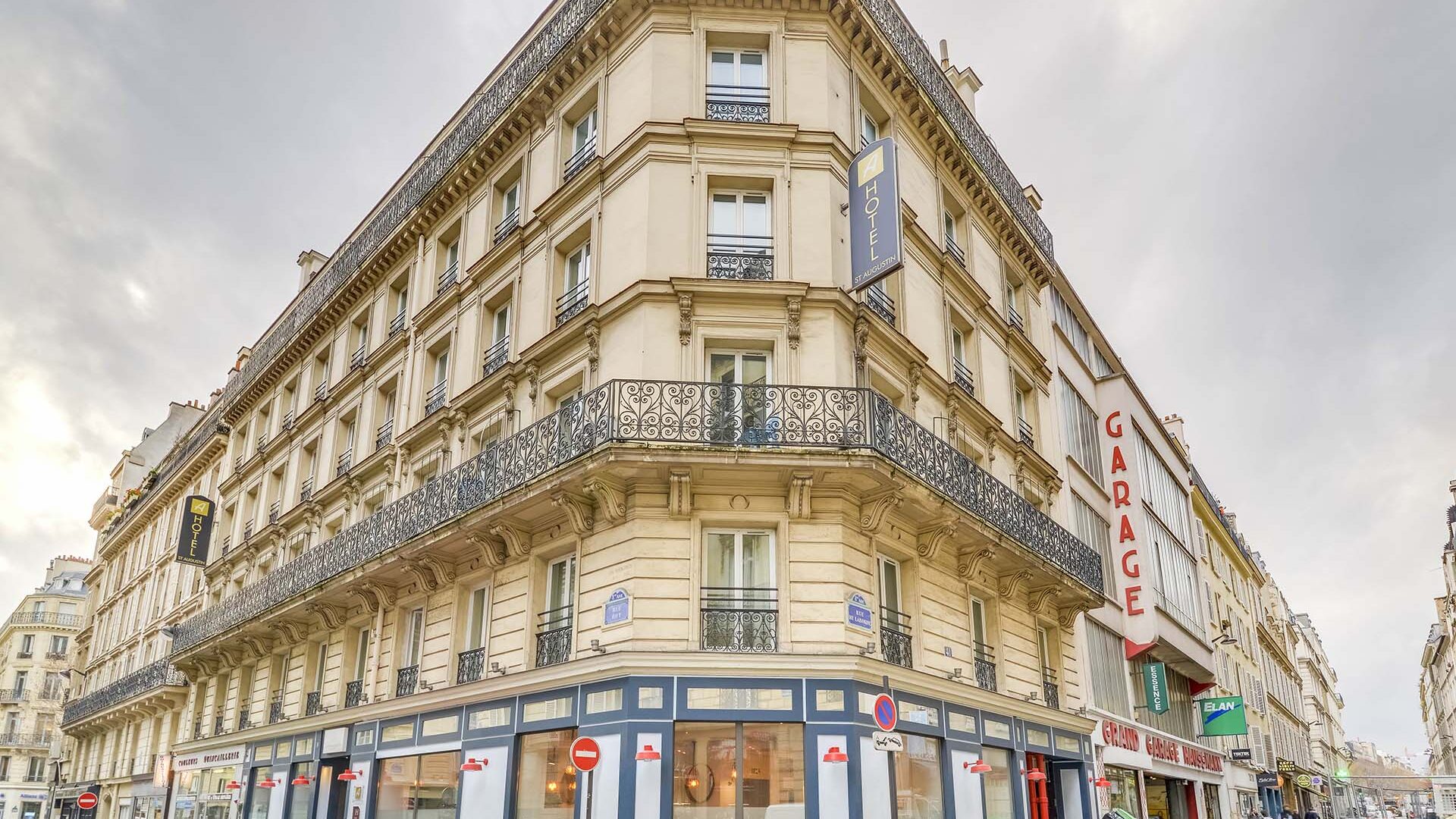 Vue extérieure de la façade de l’hôtel 3 étoiles Augustin du groupe Astotel à Paris, 8ᵉ arrondissement