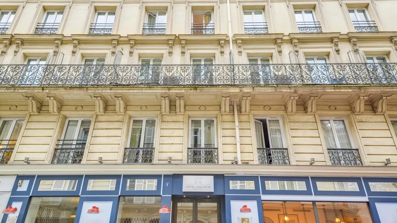 Vue extérieure de la façade de l’hôtel Augustin 3 étoiles du groupe Astotel à Paris, 8ᵉ arrondissement