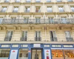 Vue extérieure de la façade de l’hôtel Augustin 3 étoiles du groupe Astotel à Paris, 8ᵉ arrondissement