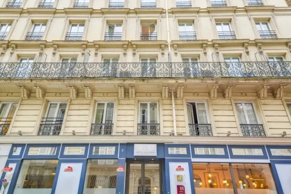 Vue extérieure de la façade de l’hôtel Augustin 3 étoiles du groupe Astotel à Paris, 8ᵉ arrondissement