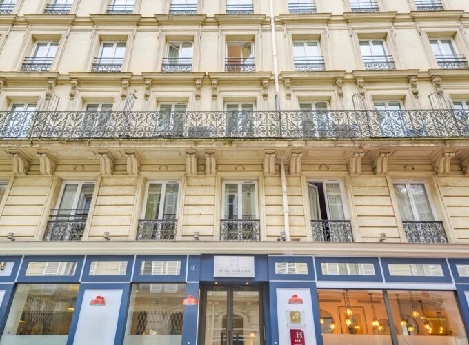 Vue extérieure de la façade de l’hôtel Augustin 3 étoiles du groupe Astotel à Paris, 8ᵉ arrondissement