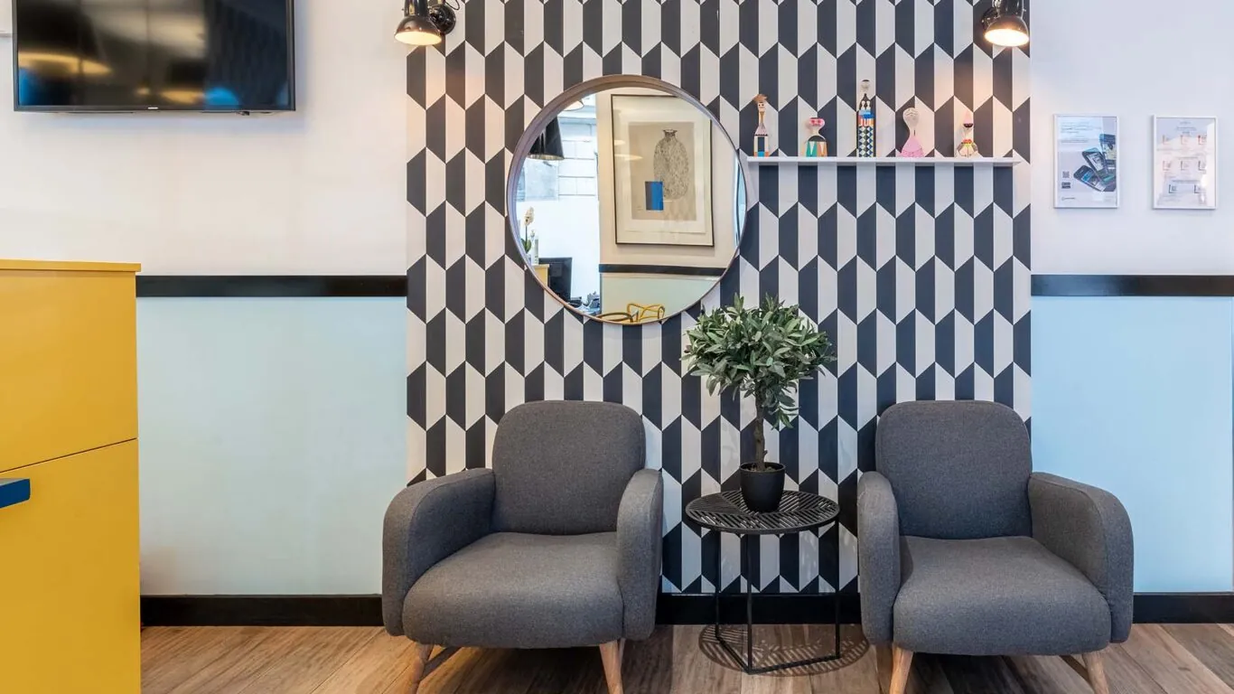 Vue du lobby de l’hôtel Augustin 3 étoiles à Paris, où des couleurs élégantes se marient parfaitement à une atmosphère raffinée