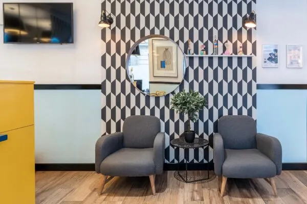 Vue du lobby de l’hôtel Augustin 3 étoiles à Paris, où des couleurs élégantes se marient parfaitement à une atmosphère raffinée