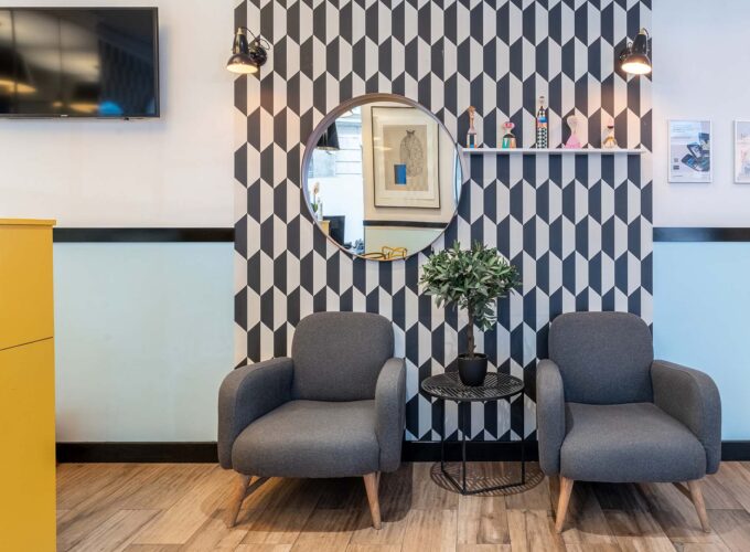 Vue du lobby de l’hôtel Augustin 3 étoiles à Paris, où des couleurs élégantes se marient parfaitement à une atmosphère raffinée