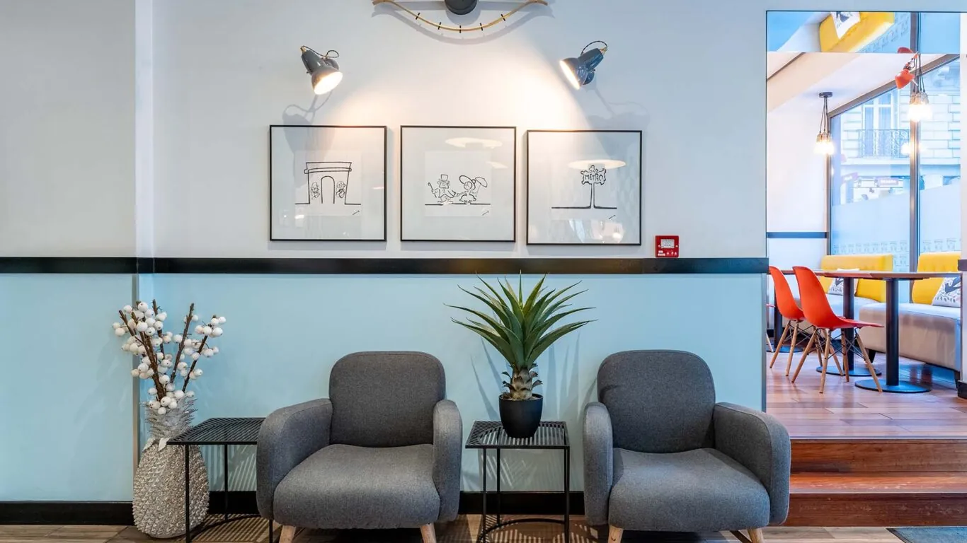 Vue du lobby de l’hôtel 3 étoiles Augustin à Paris, où des couleurs élégantes se marient parfaitement à une atmosphère raffinée