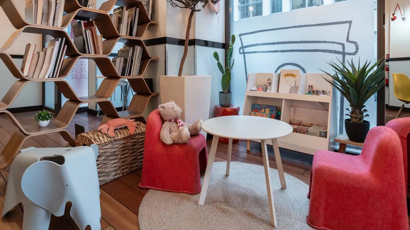 Le coin des enfants de l’hôtel Augustin offre un environnement ludique et sécurisé, permettant aux plus jeunes de s’amuser tout en restant proches de leurs parents