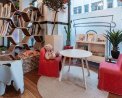 Le coin des enfants de l’hôtel Augustin offre un environnement ludique et sécurisé, permettant aux plus jeunes de s’amuser tout en restant proches de leurs parents