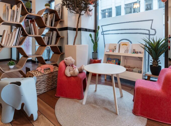 Le coin des enfants de l’hôtel Augustin offre un environnement ludique et sécurisé, permettant aux plus jeunes de s’amuser tout en restant proches de leurs parents
