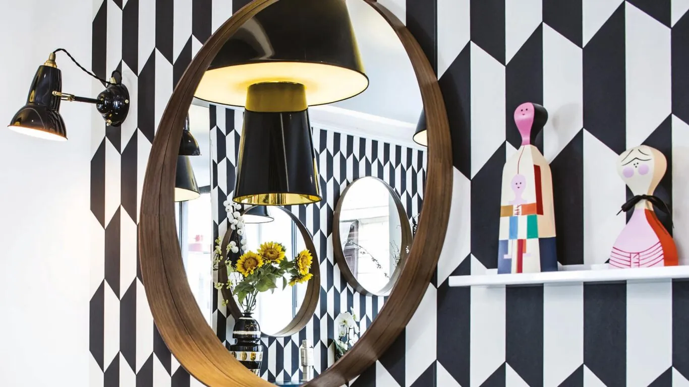 Vue du lobby de l’hôtel Augustin 3 étoiles à Paris, où des couleurs élégantes se marient parfaitement à une atmosphère raffinée